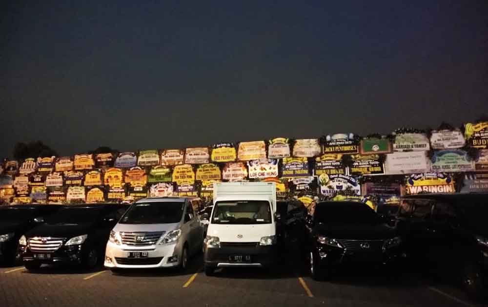 Karangan bunga ucapan belasungkawa dari para kolega memenuhi halaman Adi Jasa