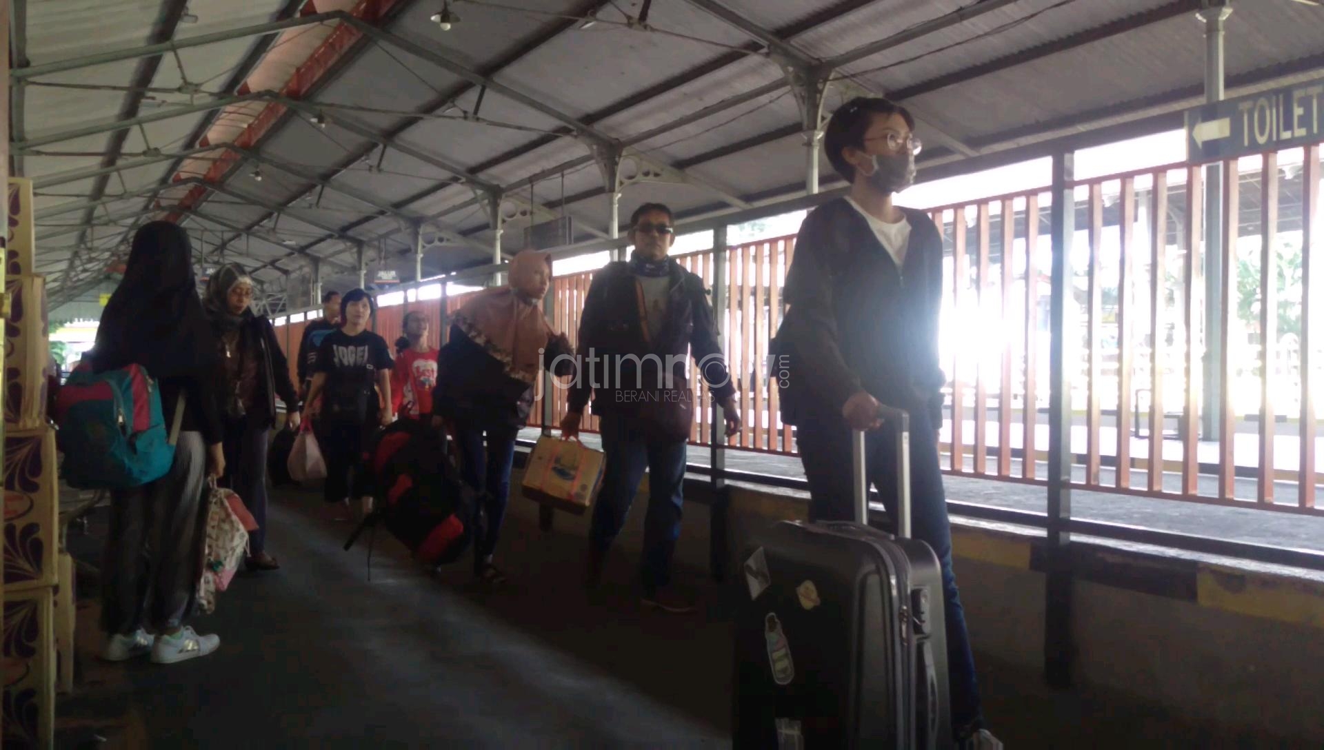 Pemudik Arus Balik Mulai Nampak Ramai di Stasiun Gubeng Surabaya/Foto: Arry Saputra.

