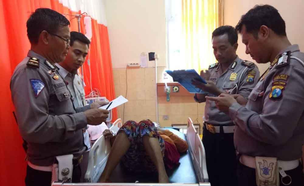 Sat Lantas Polres Probolinggo mengevakuasi korban ke RS Waluyo Jati Kraksaan