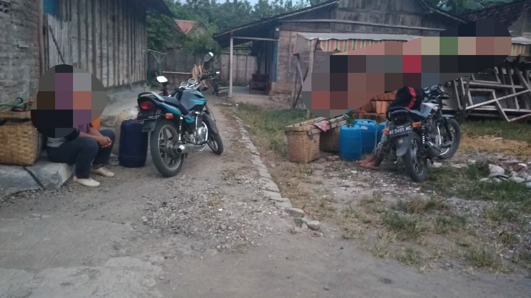 Para tersangka ketika di rumahnya.