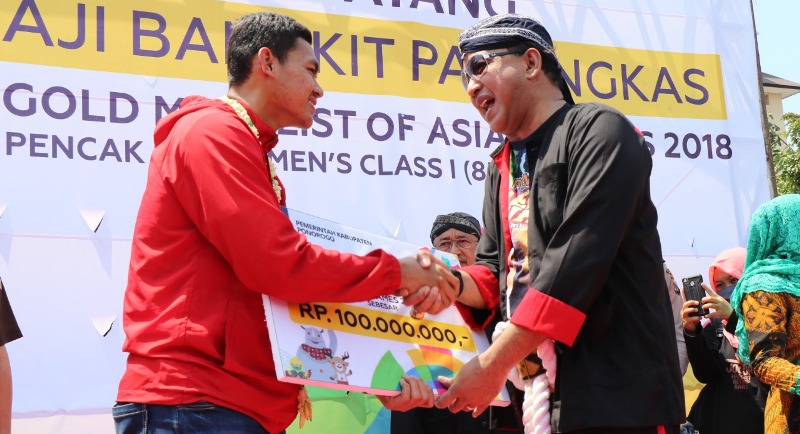 Bupati Ipong saat memberikan bonus kepada Bangkit.