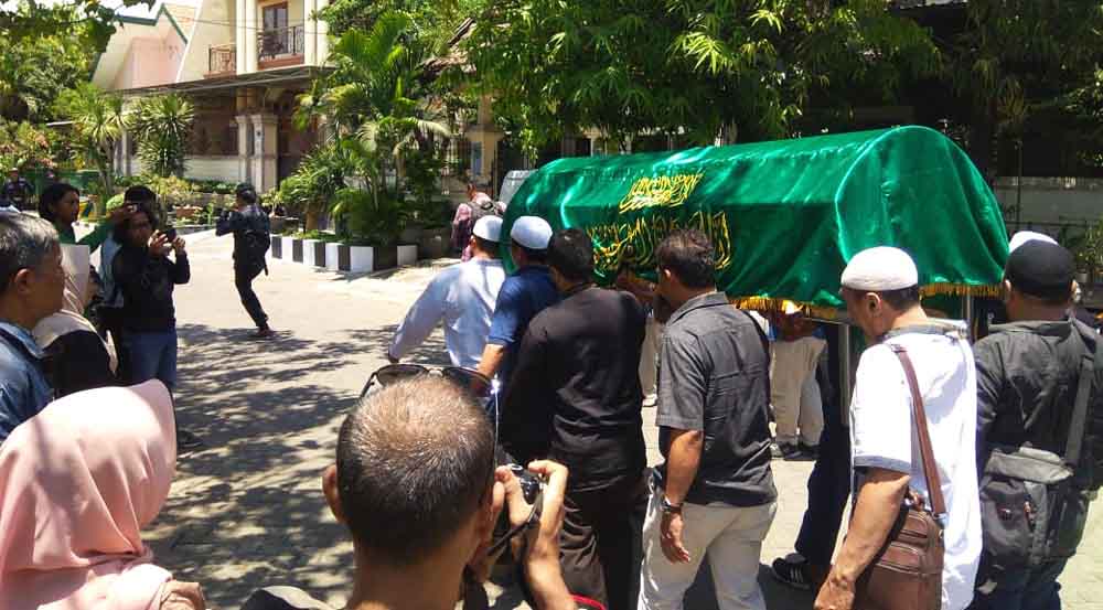 Jenazah Syachrul penyelam Lion Air saat dibawa ke masjid untuk disalati