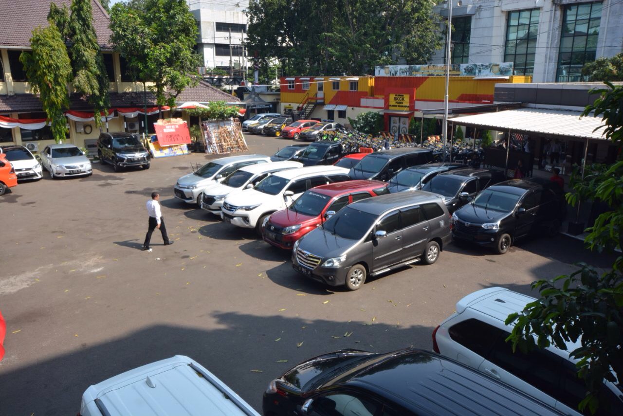 Deretan mobil yang hendak diselundupkan ke luar pulau/Foto: Narendra Bakrie