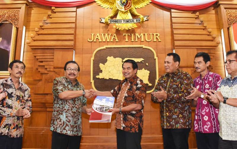 Pakde Karwo saat memberikan SK PAW 40 anggota DPRD Malang.