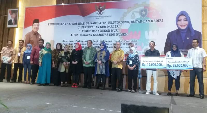 Menteri Koperasi dan Usaha Kecil Menengah AA Gede Ngurah Puspayoga menyerahkan ratusan akta pendirian Koperasi Primer di Kabupaten Tulungagung (22/09/2018).