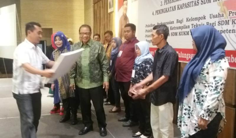 Menteri Koperasi dan Usaha Kecil Menengah AA Gede Ngurah Puspayoga menyerahkan akta pendirian Koperasi Primer di Kabupaten Tulungagung (22/09/2018).