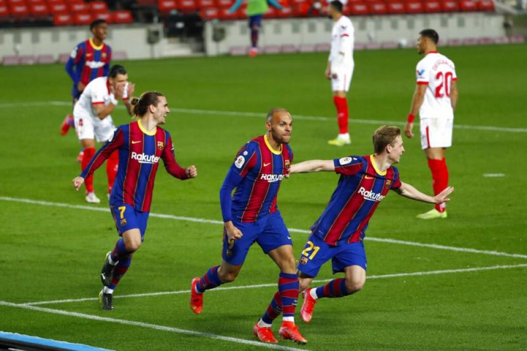 Penyerang Barcelona Martin Braithwaite (tengah) merayakan golnya ke gawang Sevilla pada leg kedua semifinal Copa Del Rey (Foto: AP Photo/Joan Monfort via Republika)