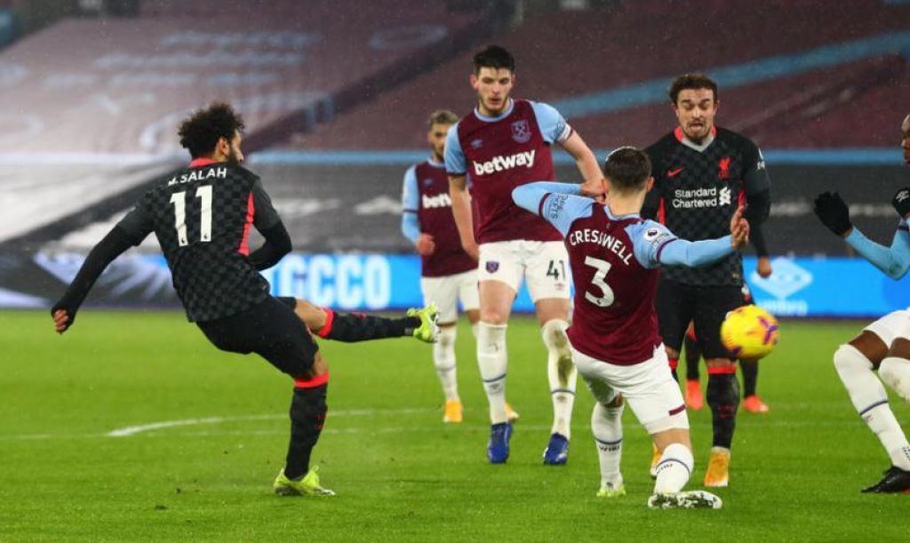Penyerang Liverpool Mohamed Salah (kiri) menjebol gawang West Ham United (Foto: EPA-EFE/Clive Rose via Republika)


