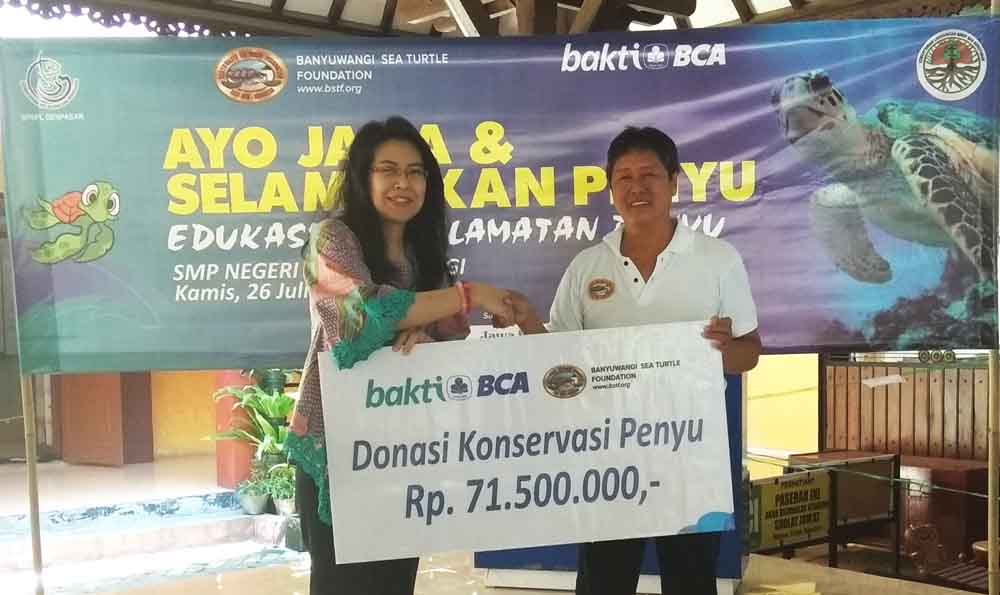  EV President CSR BCA Inge Setiawati memberikan bantuan kepada Ketua BSTF, Wiyanto Haditanojo