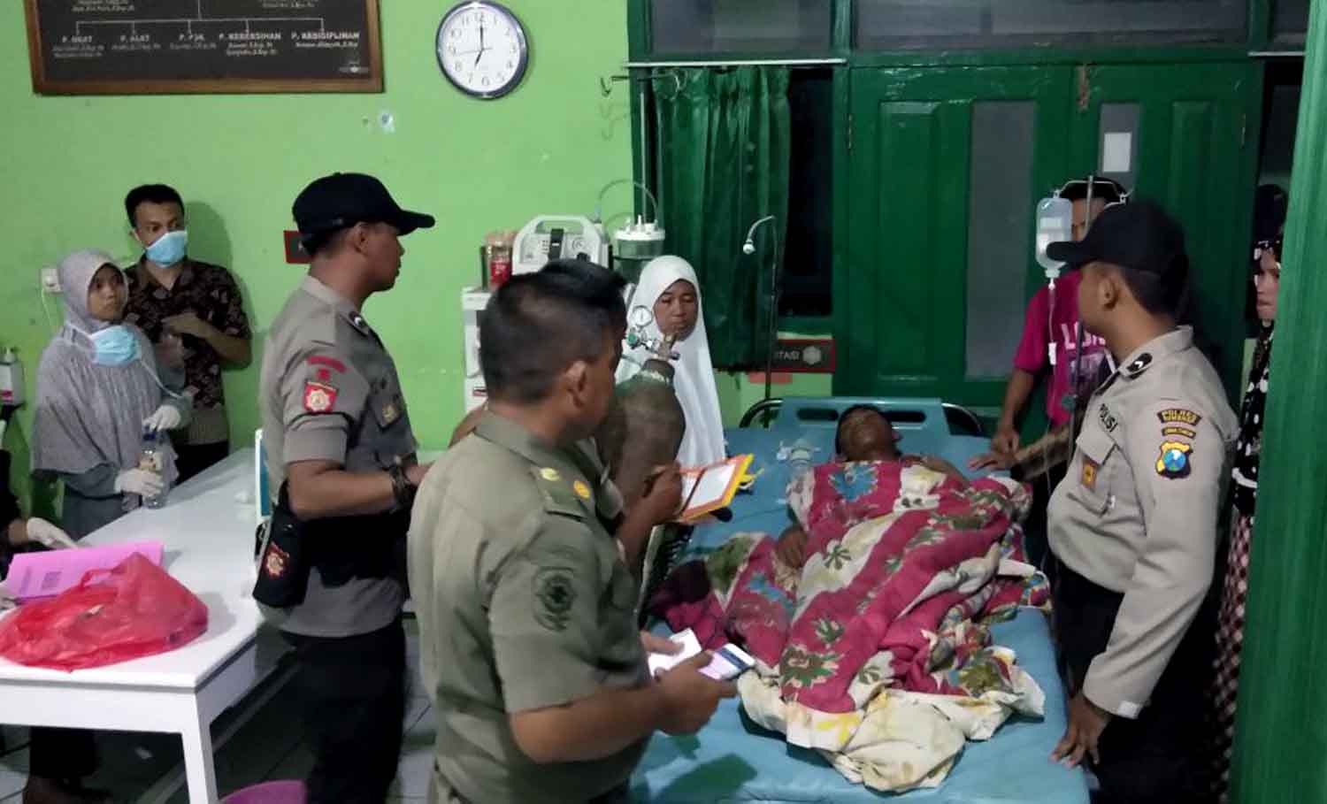 Suasana perawatan korban tenggelam.