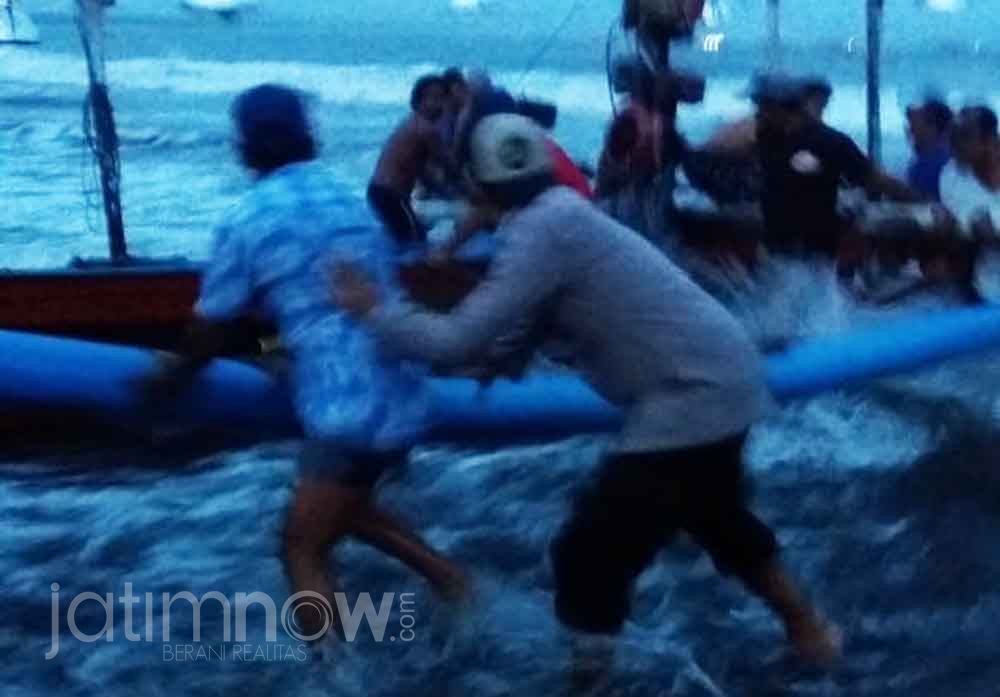 Proses evakuasi nelayan meninggal diatas kapal di Banyuwangi
