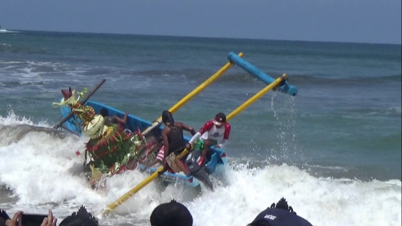 Perahu pembawa gunungan berisi sedekah bumi nyaris terbalik dihantam gelombang laut selatan, Kamis (13/9/2018). 