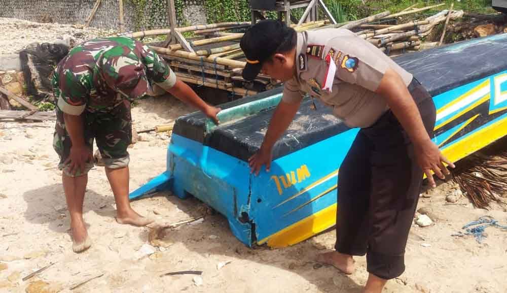 Perahu nelayan yang terbalik di Pacitan