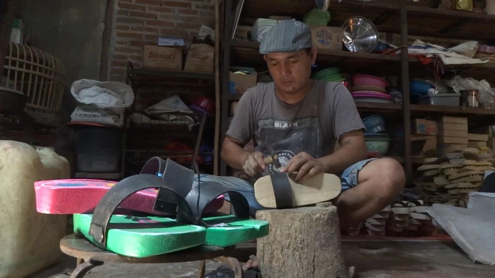 M Hamdan Habibi menyelesaikan bakiak produksinya