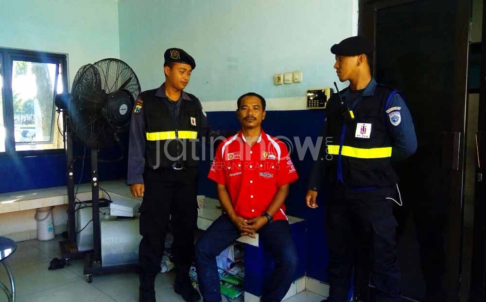  Intel gadungan (tengah) saat diamankan petugas keamanan Pelabuhan Tanjung Perak Surabaya