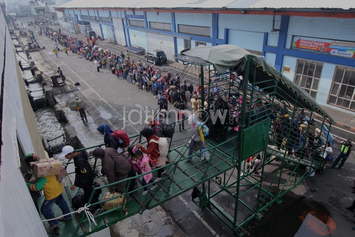 Seribu lebih penumpang arus balik di Pelabuhan Tanjung Perak Surabaya./Foto: Narendra Bakrie.