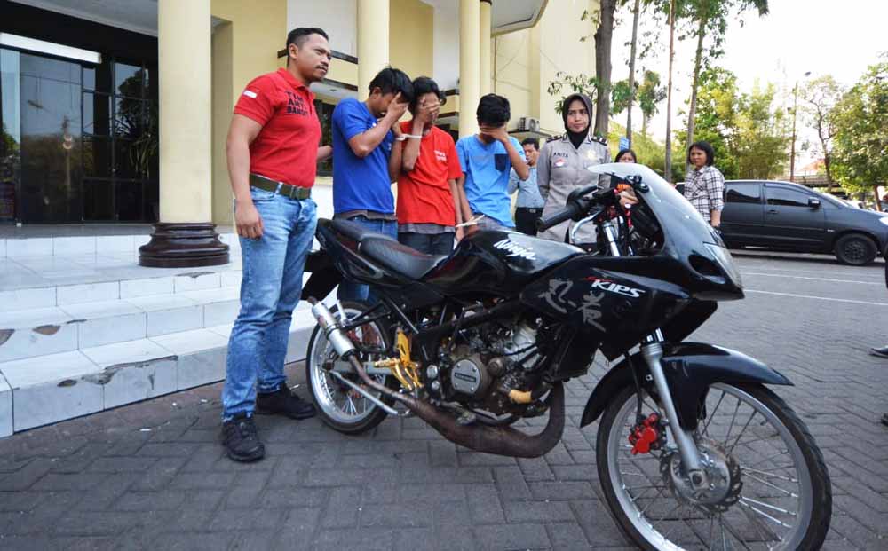 Pelaku saat berada di Mapolrestabes Surabaya