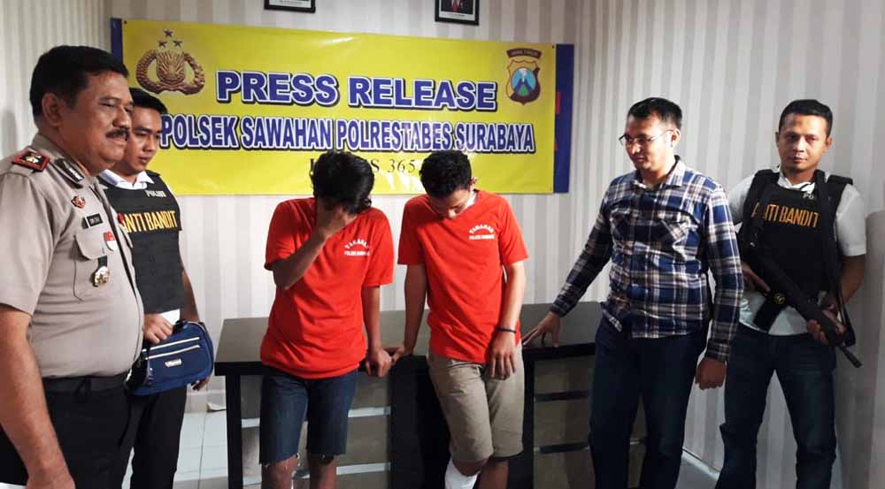 Dua tersangka saat berada di Mapolsek Sawahan