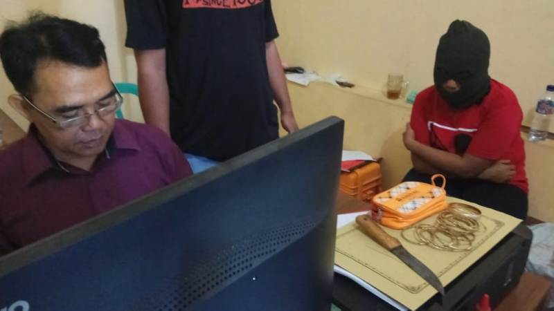 Pelaku saat diperiksa di Mapolsek Banyuwangi, Senin (17/9/2018).