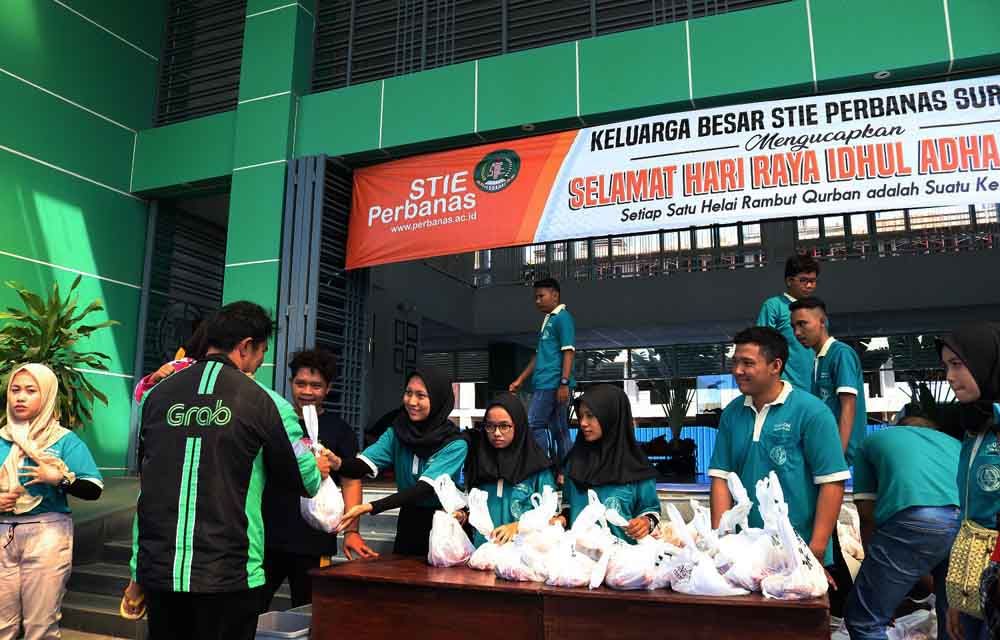 Pembagian daging kurban mahasiswa di Surabaya