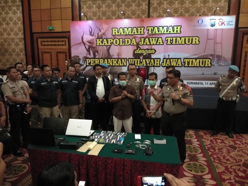 Kapolda saat membeberkan pelaku skimming dan barang buktinya