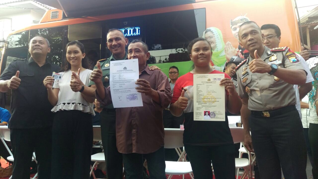 Warga usai menikmati pelayanan Bus Polisi Sobo Kampung 