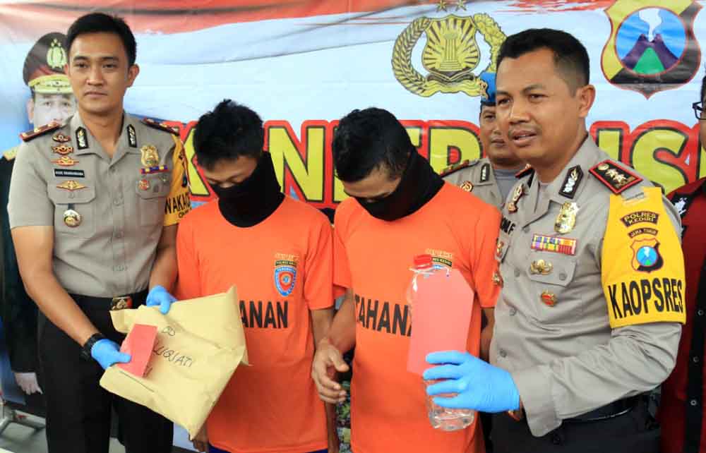 Polres Kediri menunjukkan dua tersangka pelaku pemerkosaan