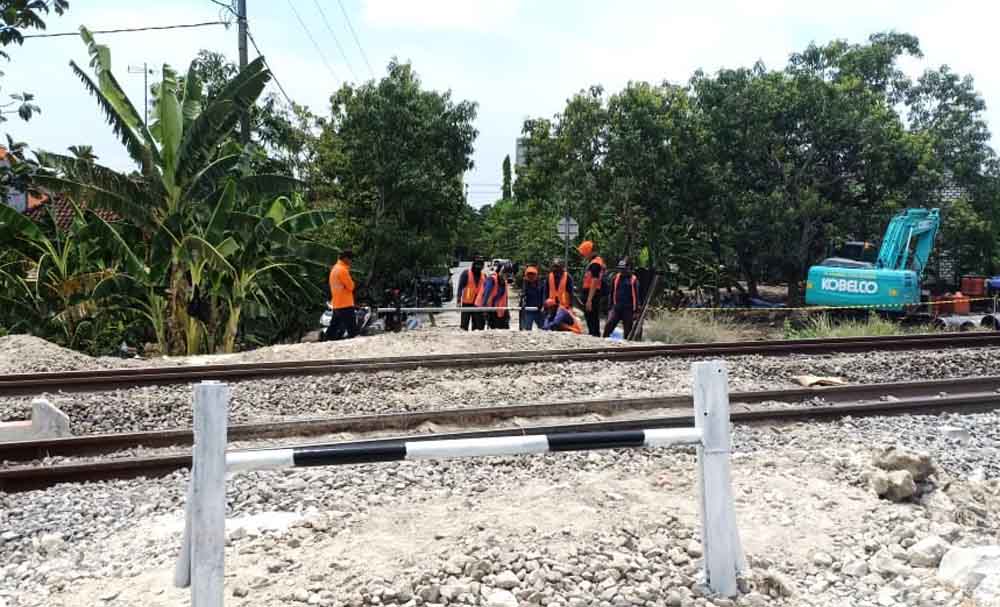 Penutupan perlintasan sebidang di KM 152 + 500 antara Babat-Bowerno
