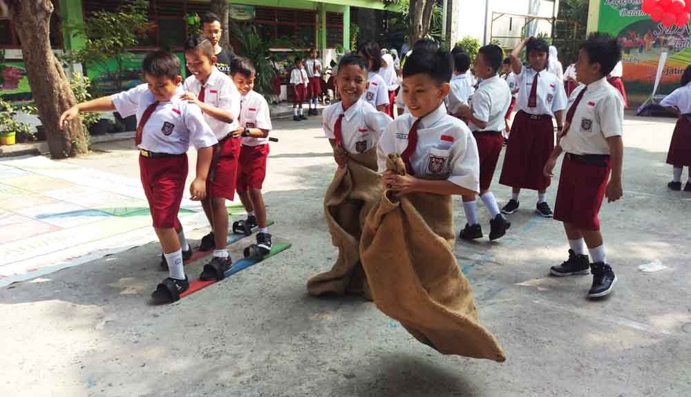 Siswa SDN Mojo III terlihat asyik bermain balap karung