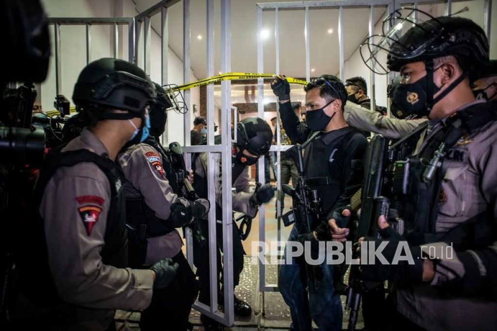 Bekas Kantor FPI Digeledah Usai Munarman Ditangkap, Kaleng Berisi Serbuk Disita