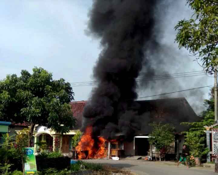 Pom Pertamini yang terbakar.
