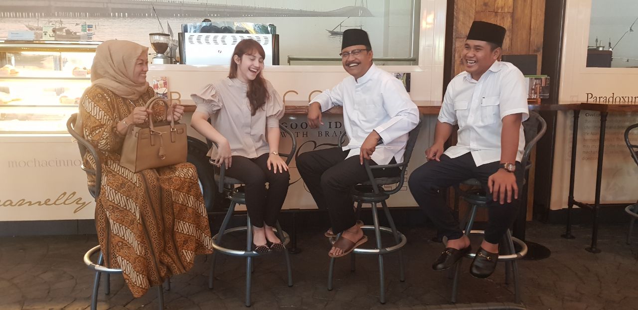 Gus Ipul ketika bertemu dengan Tsamara di Surabaya