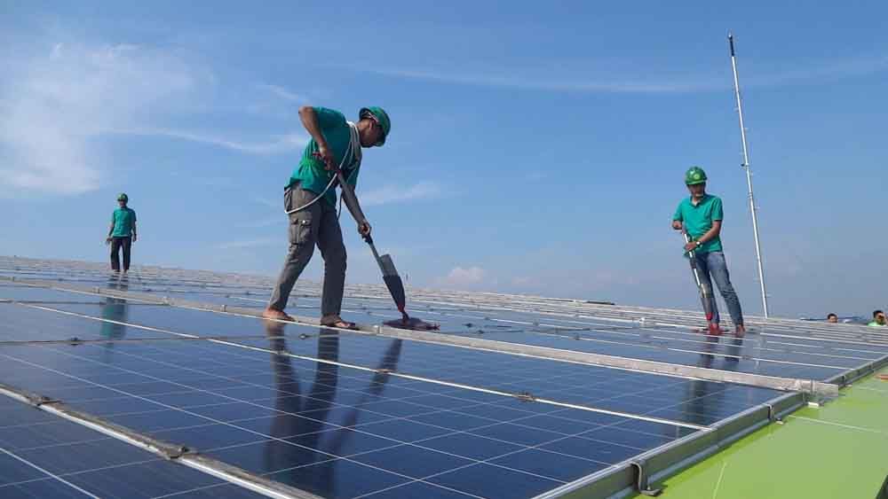 Santri Ponpes Wali Barokah Kota Kediri bersihkan panel surya