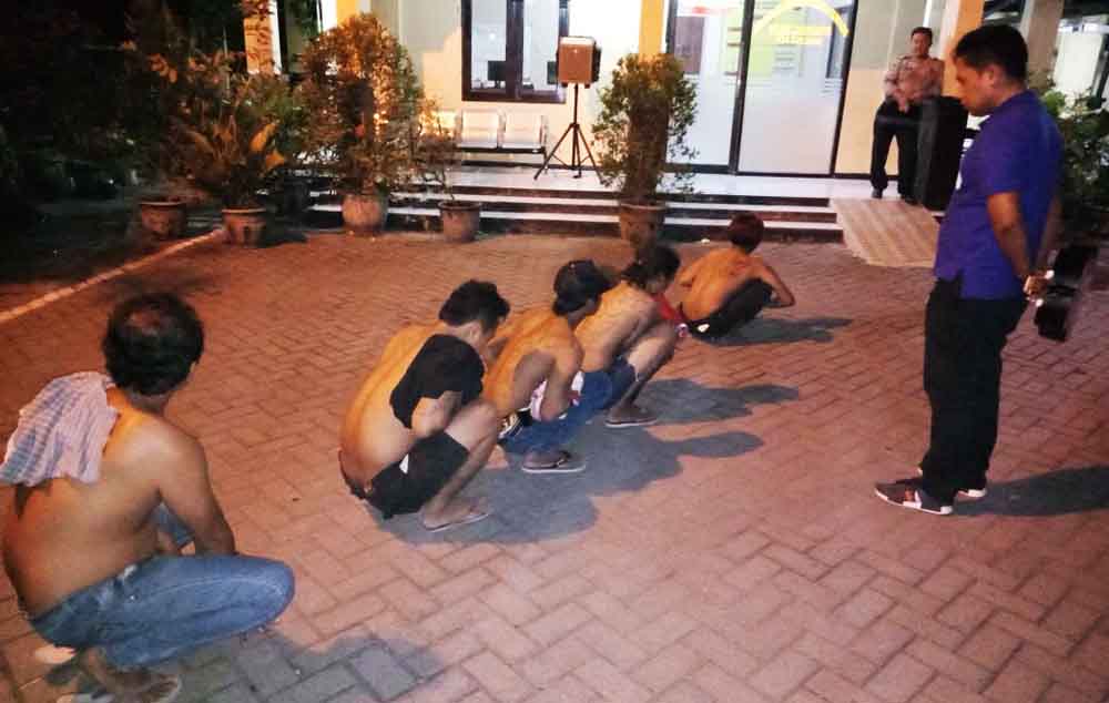 5 Pemuda saat diamankan di Mapolsek Lakarsantri Surabaya