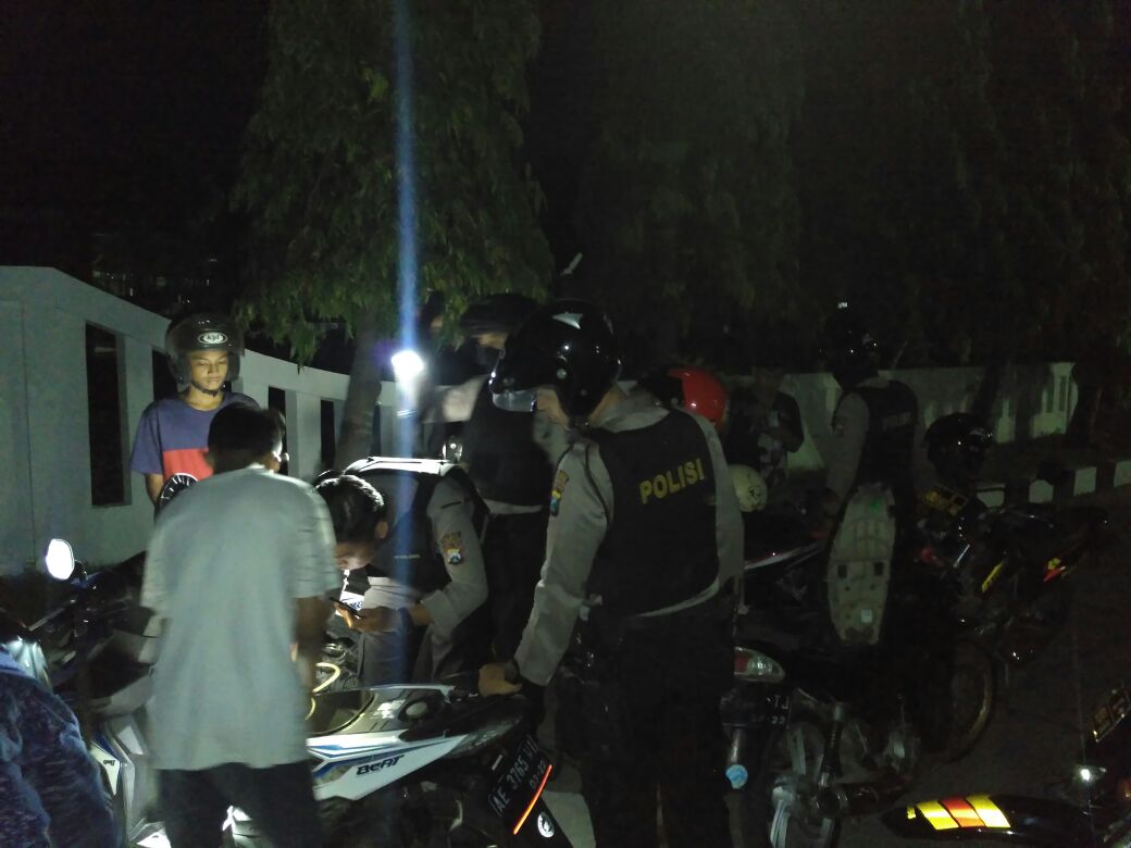 Polres Ponorogo saat melakukan cipta kondisi dan mengamankan pesta miras di sejumlah tempat.