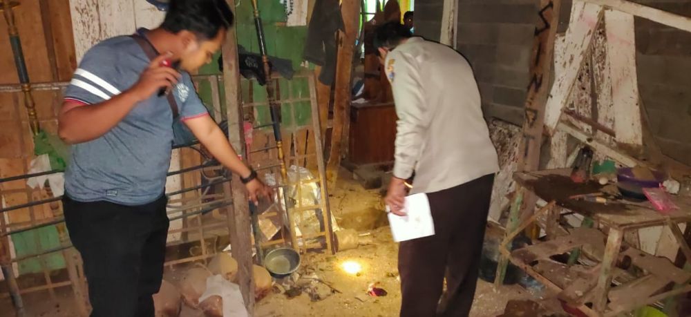 Polisi mendatangi lokasi ledakan yang menyebabkan korban tewas