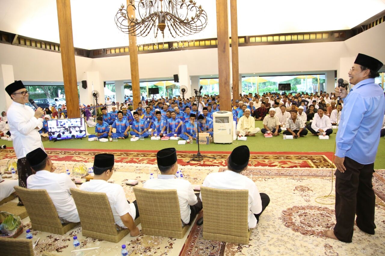 Bupati Anas saat bertemu dengan para petugas kebersihan/istimewa