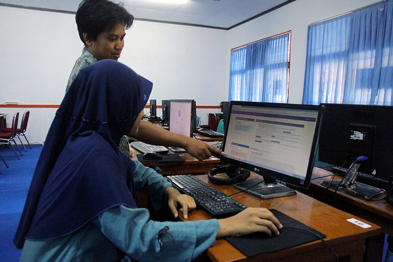 Petugas menunjukkan pendaftaran secara online