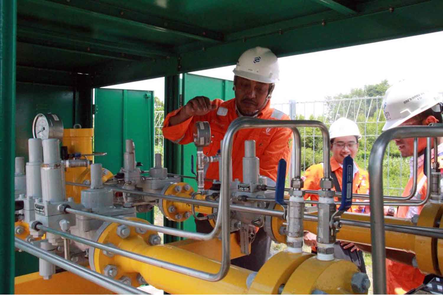 Petugas PGN memeriksa aliran gas bumi di JIIPE.