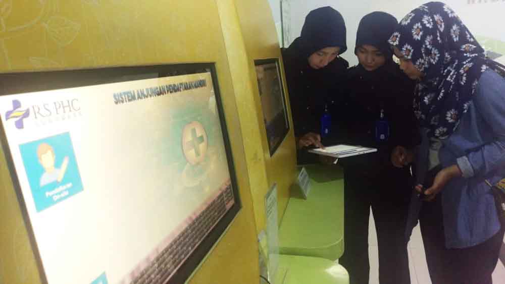 Petugas mempraktekan teknologi pelayanan Anjungan Pendaftaran Mandiri (APM)
