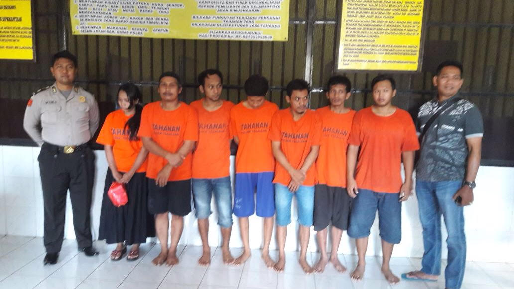 Ratna (dua dari kiri) saat dikirim ke ruang tahanan Polrestabes Surabaya.
