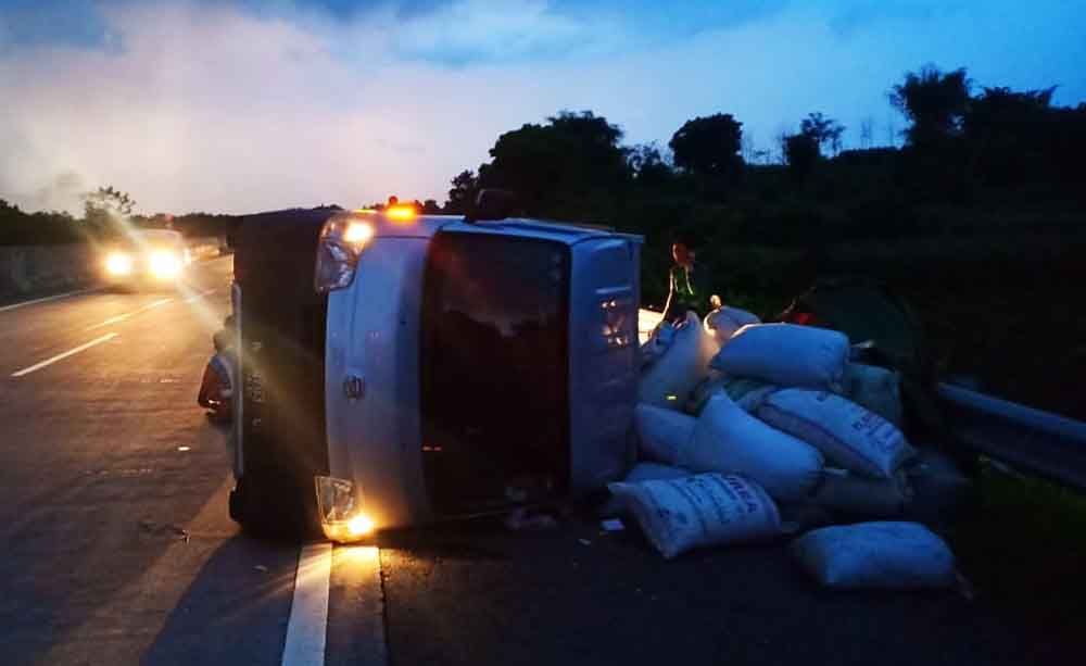 Pikap terguling di Tol Sumo