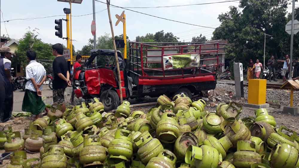 Mobil pikap yang tertabrak KA Tawang Alun berhamburan isi muatannya