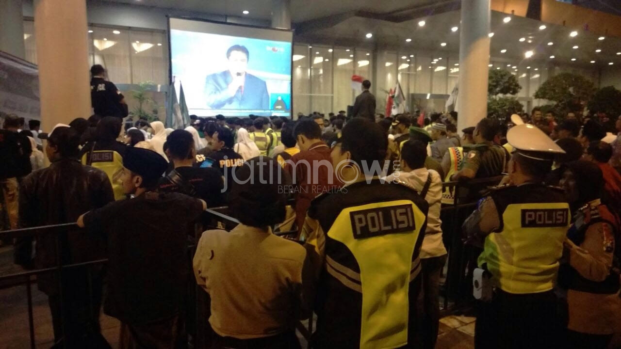 Giant Screen yang dipasang Polrestabes Surabaya di luar arena debat pamungkas Pilgub Jatim./Foto: Narendra Bakrie.