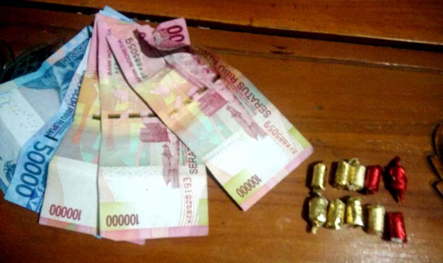 Barang bukti pil double L beserta uang transaksi.