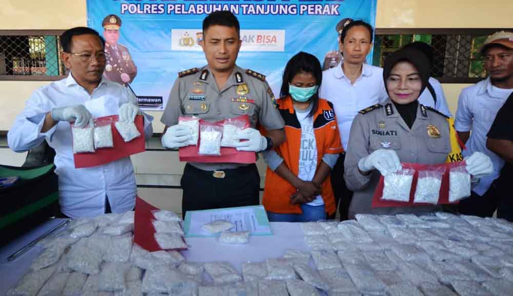 Tersangka beserta barang bukti ribuan pil double L saat berada di Mapolres Pelabuhan Tanjung Perak