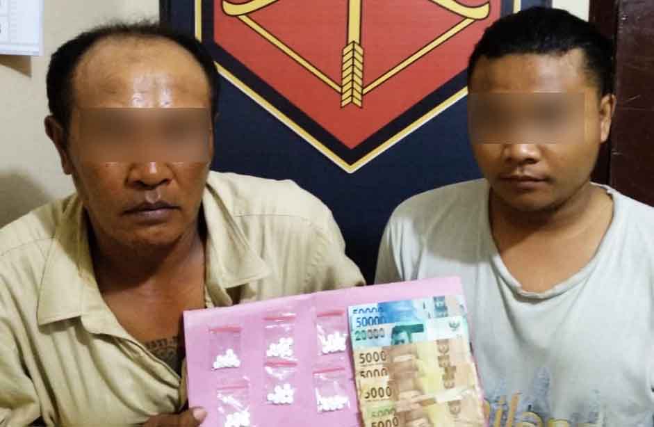 Dua tersangka beserta barang bukti saat diamankan di Mapolsek Sukolilo