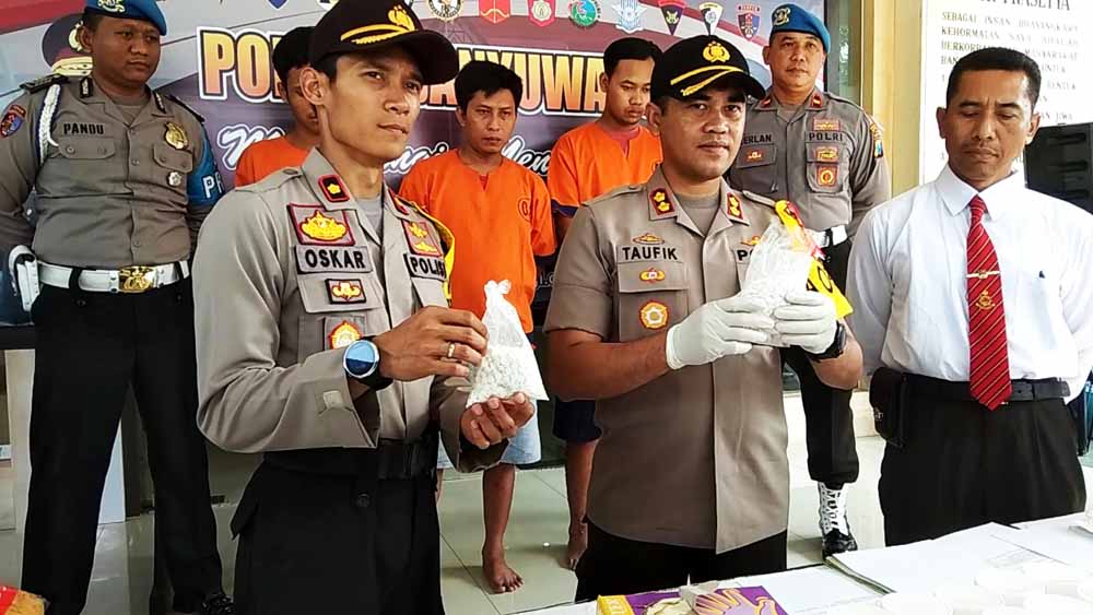 Tersangka bersama barang bukti saat diamankan di Mapolres Banyuwangi