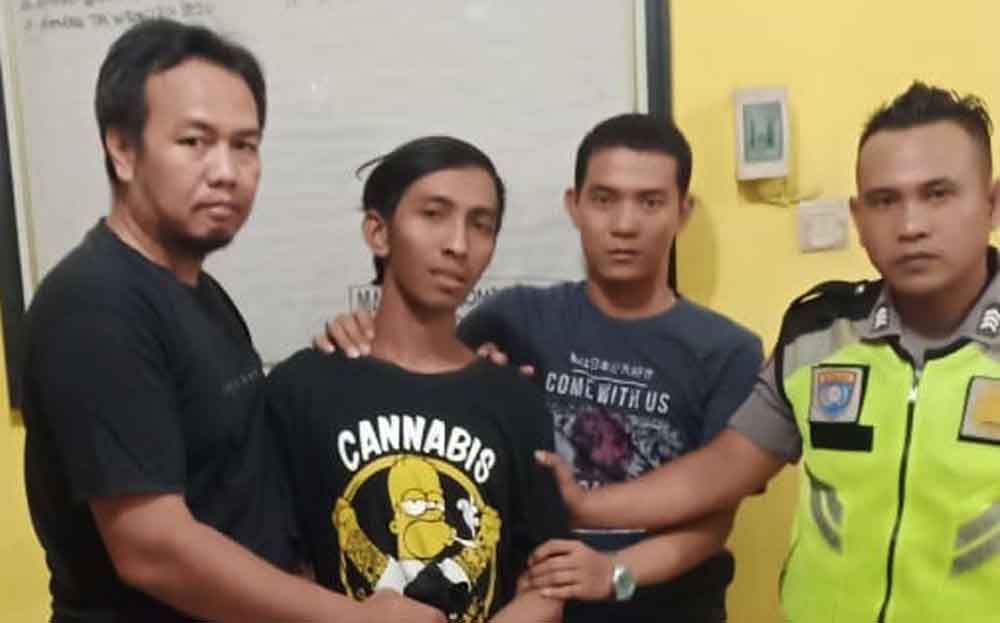 Tersangka saat di Mapolsek Purwosari