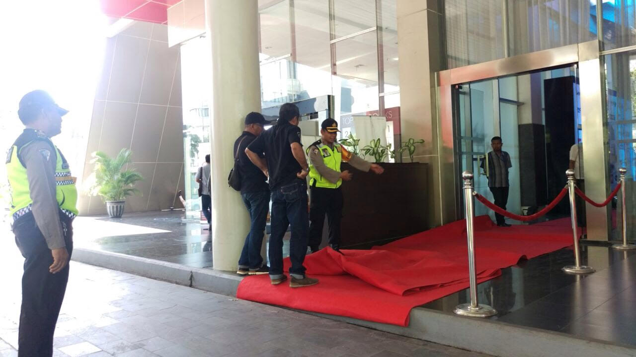 Kabagops Polrestabes Surabaya AKBP Bambang S Wibowo (kanan) saat memeriksa persiapan pengamanan di Dyandra
